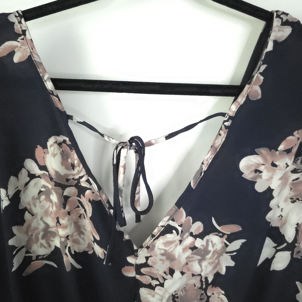 Torrid Navy V Neck V Back Blouse Size 2 - Picture 4 of 7